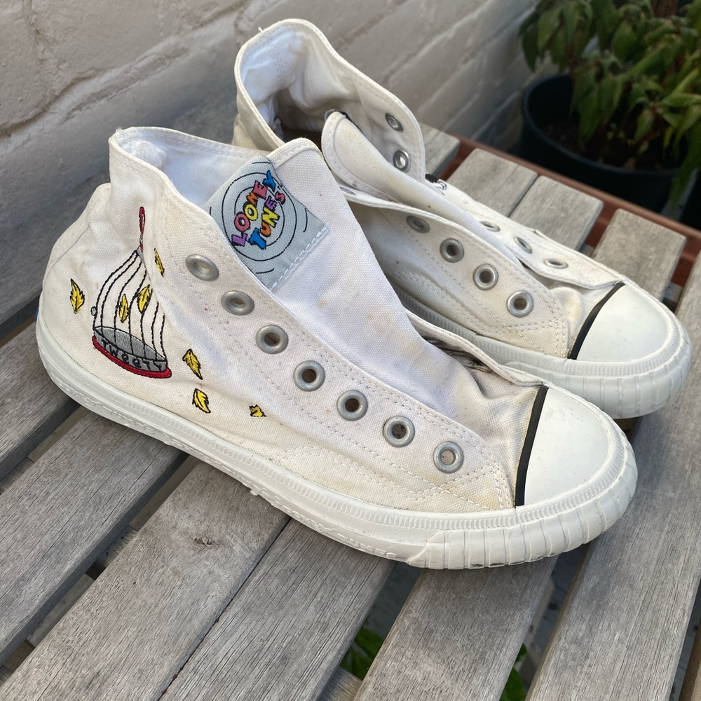 Vintage 90s looney tunes sneakers